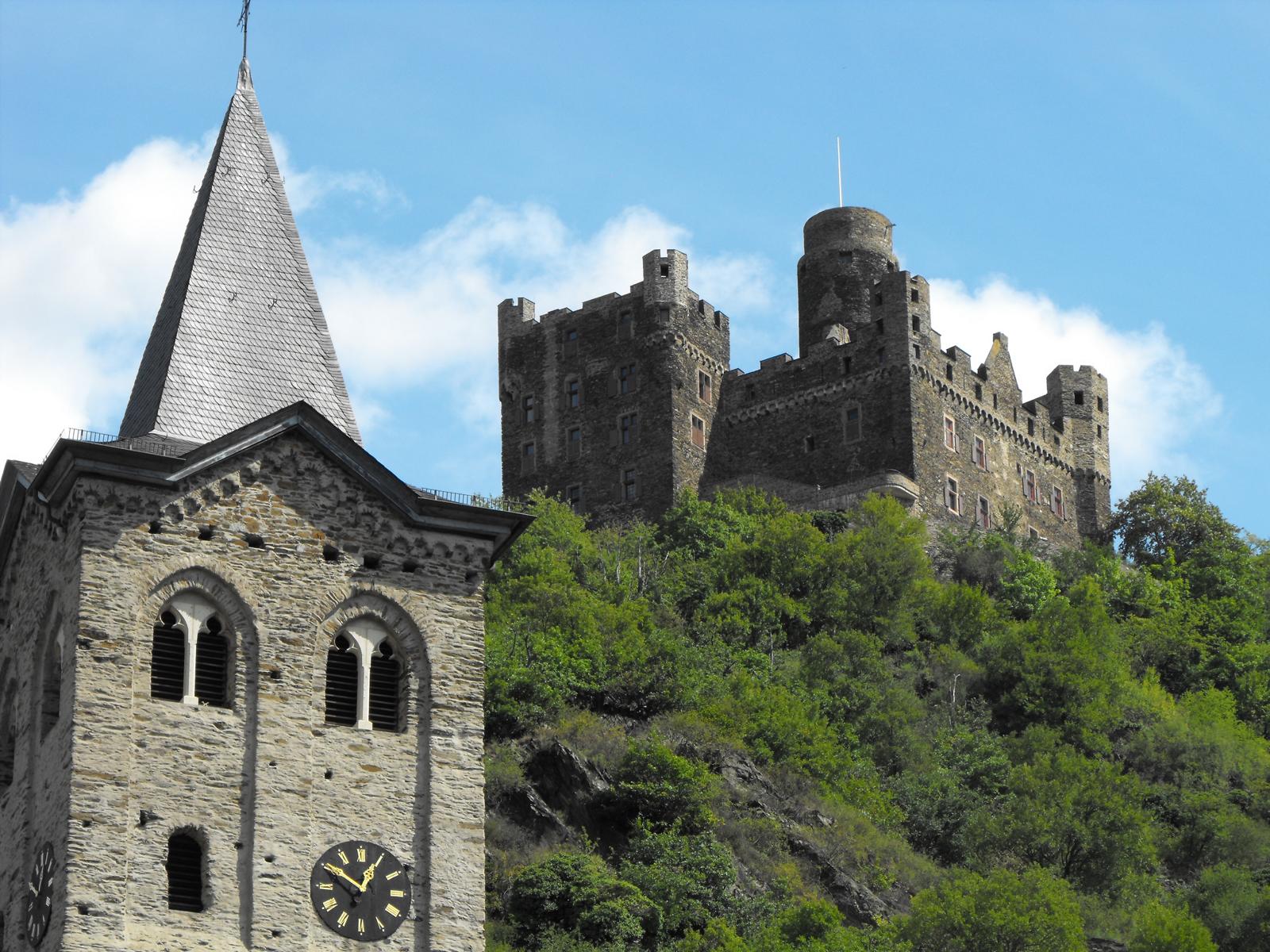 Burg Maus und Kirche Sankt Martin Ansicht 2